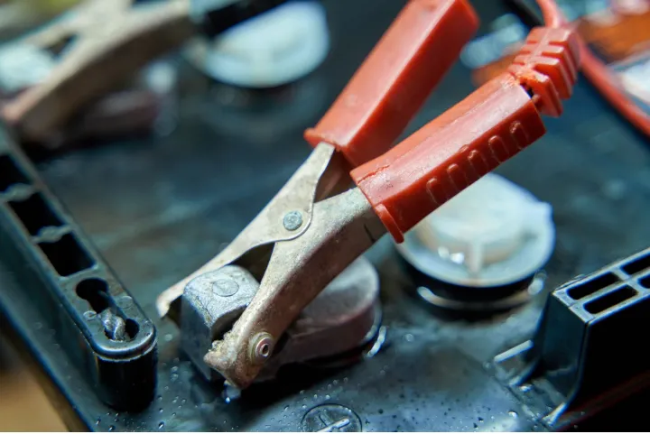 Проверка уровня электролита